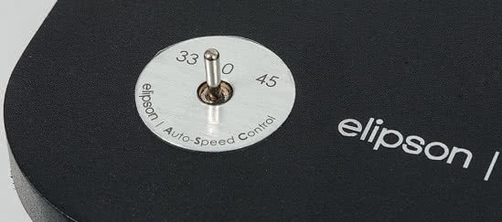 Główny wyłącznik to element charakterystyczny dla gramofonów Elipsona; skrajne pozycje odpowiadają dwóm prędkościom obrotowym, 45 i 33,3 obr./min.
