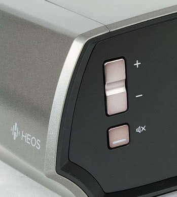 Jedyne przyciski Amp HS2 służą do zmian poziomów głośności oraz wyciszania; ulokowano je na bocznym panelu wzmacniacza.
