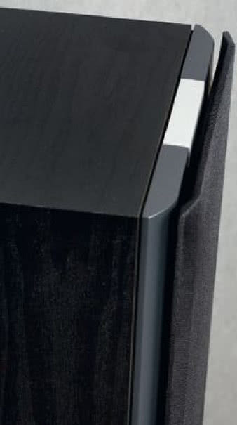 Wzornictwo
serii Lektor
nie hołduje
skrajnemu
minimalizmowi,
widzimy kilka
odważnych, ale
nowoczesnych
dodatków,
uwagę zwracają
aluminiowe
wstawki, które
pełnią też rolę
uchwytów na kołki
maskownicy.