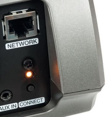 Connect służy do przełączania wzmacniacza w różne tryby podczas konfiguracji. Zamocowana nad nim miniaturowa dioda sygnalizuje identyczne stany jak podłużna - na przednim panelu.