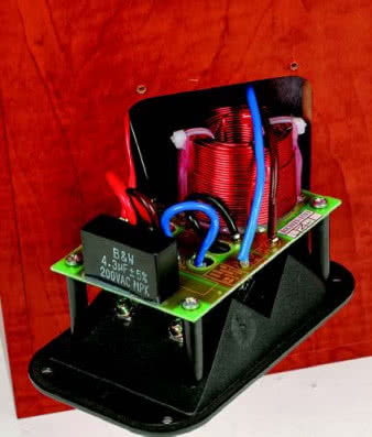 Zwrotnica dwudrożna w najprostszym
wydaniu - jedna cewka i jeden kondensator.