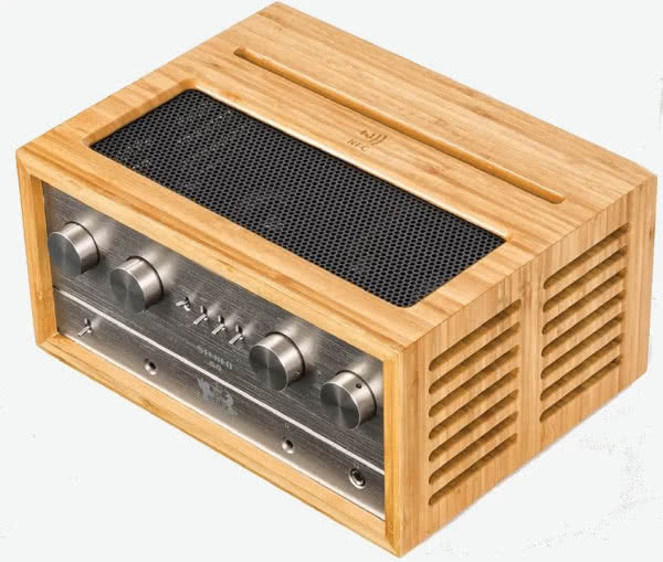 Producent informuje, że iFi Audio Retro Stereo 50 ma moc 2 x 25 W. Przedni panel prezentuje się bardzo efektownie; w zewnętrzną, drewnianą ramkę wkomponowano metalową płytę frontową, przełączniki i gałki.