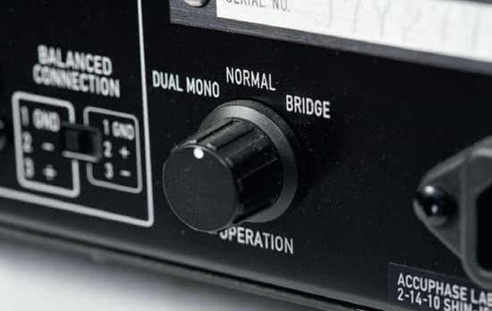 Za to z tyłu ulokowano jeszcze rzadziej używany przełącznik trybów pracy – stereo, mostkowy, "dual mono".