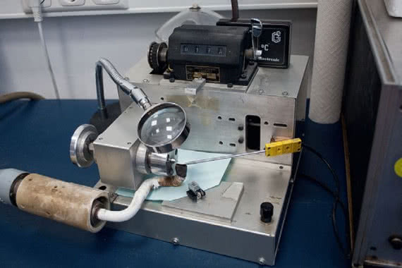To przypominające tokarkę urządzenie służy do nawijania cewek we wkładkach gramofonowych. Jest to jedna z najmniejszych maszyn tego typu, o wielkości poszczególnych elementów świadczy leżąca na podstawie urządzenia wkładka gramofonowa.