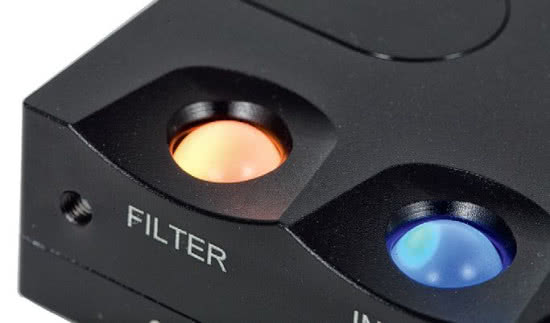 Kolory ogrywają w Hugo 2 olbrzymią rolę, każdy z czterech przycisków wskazuje w ten sposób wybraną funkcję, jeden odpowiada za wybór filtrów cyfrowych.