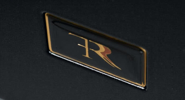Logo Rossofiorentino oparto na złoto-czerwonej literze R; nazwę firmy inspiruje włoski malarz schyłku renesansu, który artystyczny przydomek zawdzięczał swojej rudości.