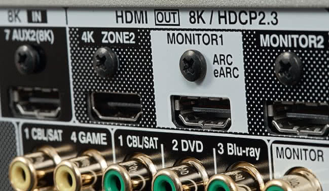 Nowy model rozpoznamy m.in. po oznaczenia 8K w okolicach sekcji wideo. Taki sygnał przyjmie tylko jedno z siedmiu wejść HDMI