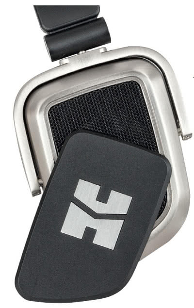 HiFiMAN przygotował niekonwencjonalną konstrukcję ze zdejmowanymi klapkami, słuchawki mogą działać jako zamknięte lub otwarte.