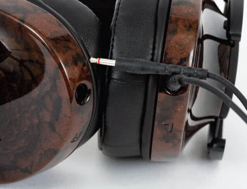 Kable wyprowadzono oddzielnie z każdej muszli, przygotowując słuchawki do połączenia zbalansowanego. Obudowy muszli wykonano z oryginalnego materiału, który producent nazywa "ciekłym drewnem".
