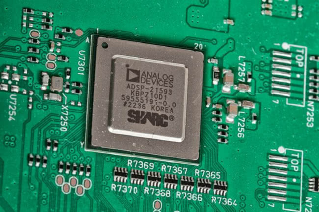 Jednym z najważniejszych układów w cyfrowej sekcji audio jest dwurdzeniowy procesor Analog Devices z rodziny SHARC.