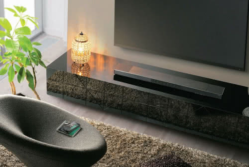 Podłączenie projektora dźwiękowego do telewizora umożliwi przesłanie sygnału programów TV do dowolnego, innego urządzenia w systemie MusicCast.