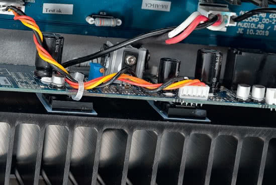 Każdy kanał mocy ma własny radiator z parą tranzystorów.