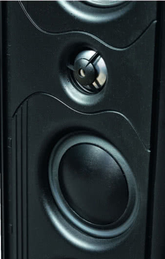 Tylko aluminiowe kopułki - w przypadku głośnika
wysokotonowego kopułka to norma, ale kopułkowe
membrany nisko-średniotonowe to rzecz niezwykła.
Taki kształt był tu korzystny z dwóch powodów -
pozwala zaprojektować przetwornik o znacznie
mniejszej głębokości, ponadto jest bardzo odporny
na działanie sił odkształcających; a przecież w tak
małej objętości, przy dużej amplitudzie membran
będzie powstawało wysokie ciśnienie.