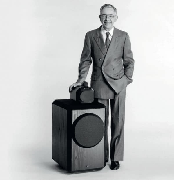 Na jednym z najlepiej znanych zdjęć Johna Bowersa, założyciela firmy, widać jego dumę z pierwszych 801-ek.