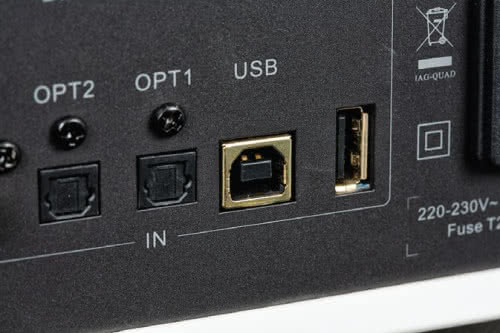 W sekcji cyfrowej są aż dwa wejścia USB; jedno jako USB-DAC, drugie przyjmuje sygnały ze sprzętu Apple.