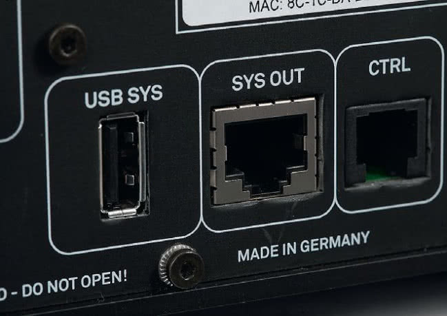 Firmowe połączenie SYS wymaga dwóch gniazd USB oraz RJ45.