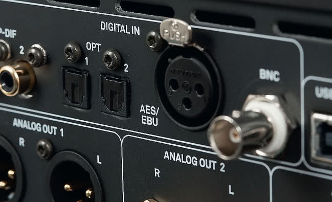 T+A DAC 200: W sekcji cyfrowej mamy nawet gniazda BNC oraz AES/EBU.
