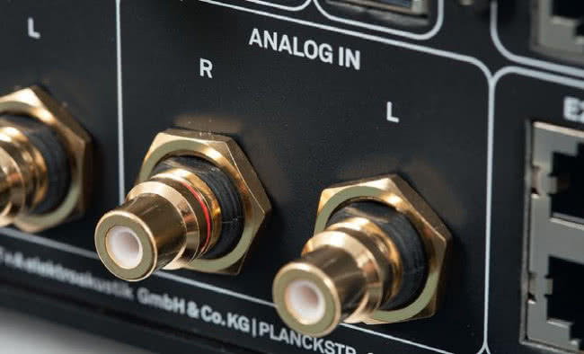 T+A DAC 200: Wejście analogowe jest tylko jedno, ale podany tutaj sygnał jest dobrze traktowany – nie przechodzi przez konwersję A/C.
