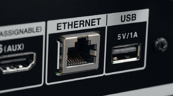 Obok sieci LAN widać drugie złącze USB (jeżeli za pierwsze uznamy to na przednim panelu). Można tutaj podłączyć np. dysk twardy, chociaż wobec możliwości sieciowych jest to już opcja dodatkowa.
