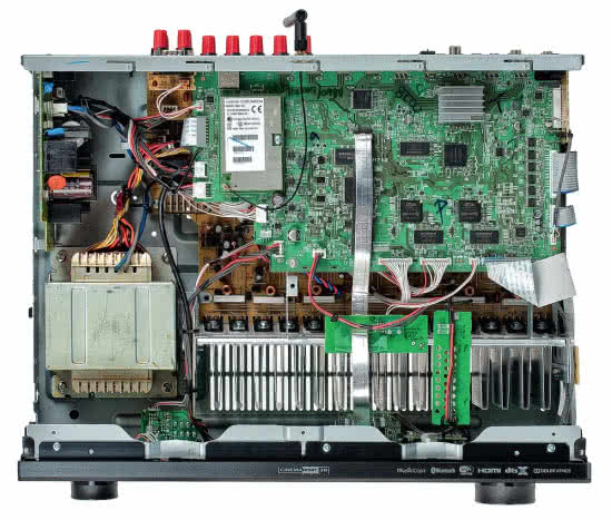 Wąski radiator umożliwił odsunięcie transformatora zasilającego od wrażliwej elektroniki cyfrowej.