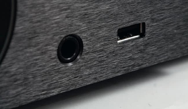 Wyjście 6,3-mm jest podłączone do wysokiej klasy wzmacniacza słuchawkowego, zapożyczonego z Uniti Atom Headphone.