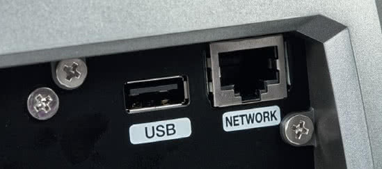 Oprócz sieci LAN, AVR komunikuje się również przez Wi-Fi, do portu USB podłączymy nośniki pamięci z plikami audio.