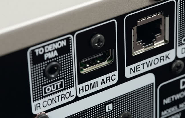 O nowoczesnym wyposażeniu świadczy też wejście HDMI z kanałem zwrotnym ARC.