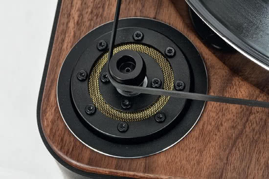 Gramofon ma napęd paskowy, silnik prądu stałego odsprzęgnięto od ramy z MDF-u tulejkami z materiałem tłumiącym