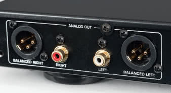 Rotela nie podłączymy wprost do końcówki mocy
(poziom nie jest regulowany), chociaż mamy do
wyboru RCA i XLR.