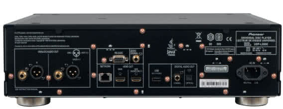 UDP-LX800 ma ambicje (i możliwości) wejścia w rolę podstawowego odtwarzacza muzyki – wśród dwóch kompletów analogowych wyjść stereofonicznych jest para XLR.
