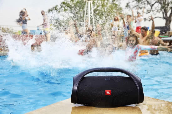 Głośnik JBL Boombox może spędzić nawet 30 minut pod wodą.