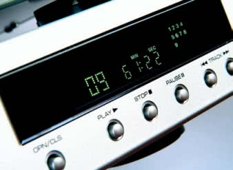 Wyświetlacz odtwarzacza nie jest popisem czytelności, ale w jakiś sposób rekompensuje to doskonały pilot.