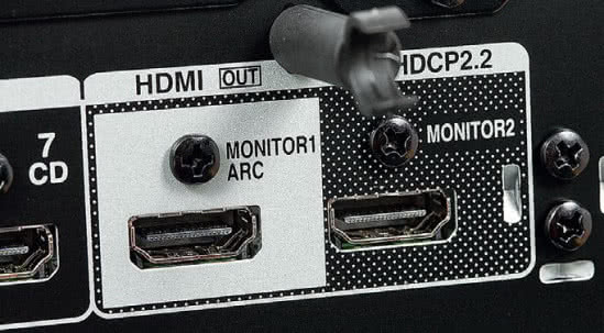 Wyjścia HDMI są dwa, pracują równolegle, wciąż mogą się przydać np. w instalacji z telewizorem i projektorem.