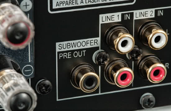 Monofoniczne wyjście RCA na zewnętrzny subwoofer aktywny jest często spotykane w małych systemach.