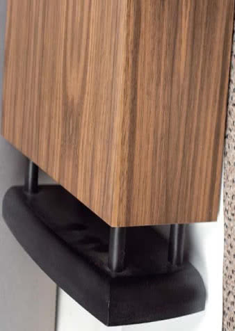 Trzyipółcentymetrowe nóżki łączące cokół z obudową są nie od parady - w dolnej ściance zainstalowano cały zespół niskotonowy, głośnik i otwór bas-refleks.