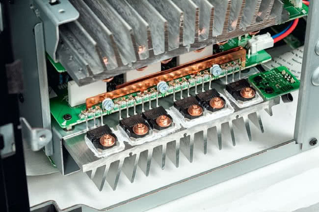 Jedenaście końcówek mocy rozplanowano na czterech radiatorach.