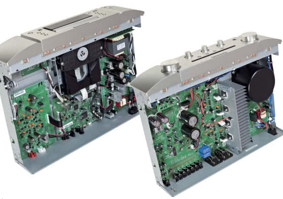 Podział układów na trzy główne moduły wokół transportu wygląda bardzo porządnie. Przetwornik obsługuje sygnał DSD, lecz napęd to czytnik w standardzie CD. Konstrukcja wzmacniacza jest przejrzysta, bez ekstrawaganckich rozwiązań i komplikacji układowych, z rozdzielonymi strefami dla zasilacza i elementów audio i ze sprawdzonymi tranzystorami Sankena w końcówce.