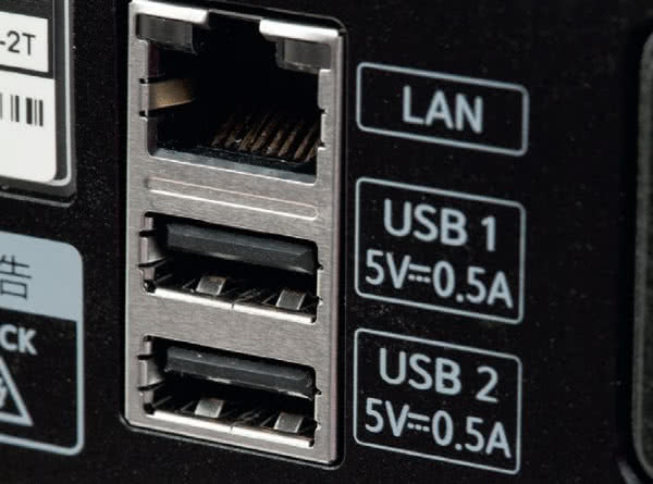 Strumieniowanie odbywa się przewodowym standardem LAN, a do gniazd USB podłączymy dodatkowe nośniki pamięci.