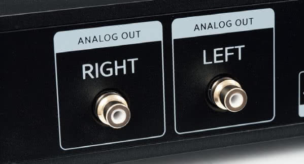 Wyjścia analogowe są w popularnym standardzie RCA; wyjścia XLR (i tor zbalansowany) pojawiają się w droższym modelu A10.