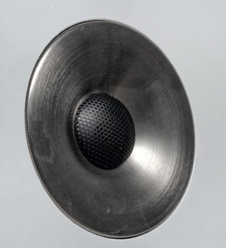 Wersja SE różni się od standardowej głośnikiem wysokotonowym – zamiast kopułki tekstylnej zastosowano kopułkę tytanową, stąd też zwyczajowa dla kopułek metalowych siateczka ochraniająca, działająca jednocześnie (lepiej lub gorzej) jako dyfuzor. Jednocześnie tylko głośnik wysokotonowy wersji SE ma krótką „tubkę” z warstwą aluminium, podobną jak w pierścieniach pozostałych głośników.