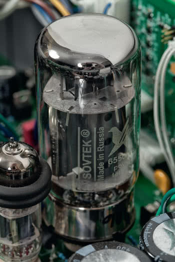 Lampy 6550 stosowane są zazwyczaj w końcówkach mocy, Audio Research wykorzystuje taką w zasilaczu 6SE; do zasilacza trafiła też jedna 6H30