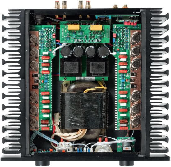 Wielkie radiatory zajmują sporą część miejsca, zasilacz też niczego sobie – bazuje na potężnym transformatorze z rdzeniem R-Core.