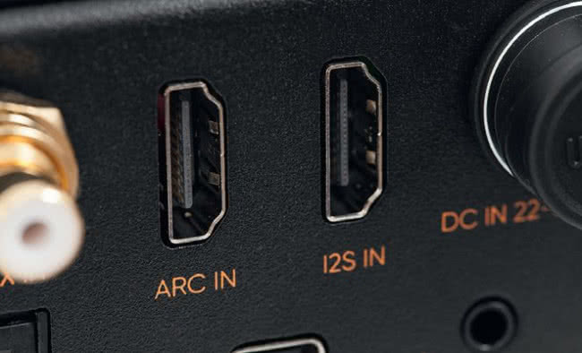 Dwa złącza typu HDMI realizują rożne zadania: jedno z nich służy do podłączenia telewizora (kanał zwrotny ARC), drugie – źródła w standardzie I2S.