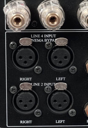 W sekcji analogowej oprócz gniazd RCA są także zbalansowane wejścia XLR