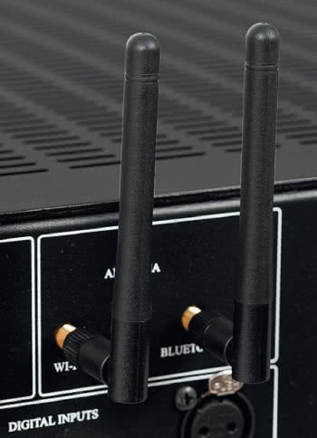 Jedna antena służy do strumieniowania Bluetooth, druga do komunikacji Wi-Fi - ale wyłącznie do sterowania.