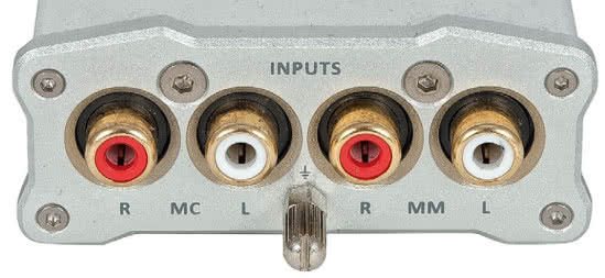 Dwa niezależne wejścia wynikają z rozdzielenia torów dla wkładek MM oraz MC.