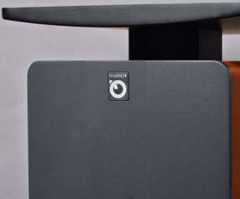 Tym razem nie zmusił
do tego otwór bas-refleks
w dolnej ściance, ale sam
pomysł wzorniczy - kolumny
optycznie "wiszą"
w powietrzu.