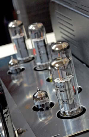 Klasyka klasyk - pentody mocy EL34, tutaj produkcji Electro-Harmonix. Pracują w tradycyjnym układzie ultralinearnym.