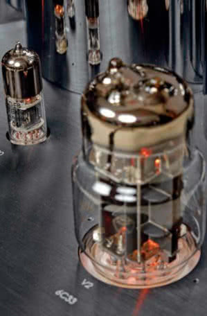 Największe są triody stopnia końcowego 6C33C. Potrzebują one dużych prądów sterujących, a do tego idealnie nadają się podwójne triody 6N30Pi (mała lampa w głębi).