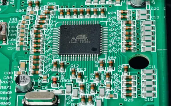 Regulację głośności prowadzi układ z mikroprocesorem i zestawem ultraprecyzyjnych rezystorów. Tutaj montaż powierzchniowy (SMD) pokazuje swoje zalety.